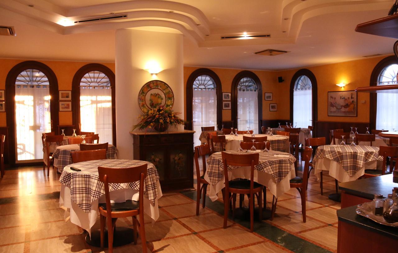 Hotel Ristorante Regina Mozzanica Bagian luar foto