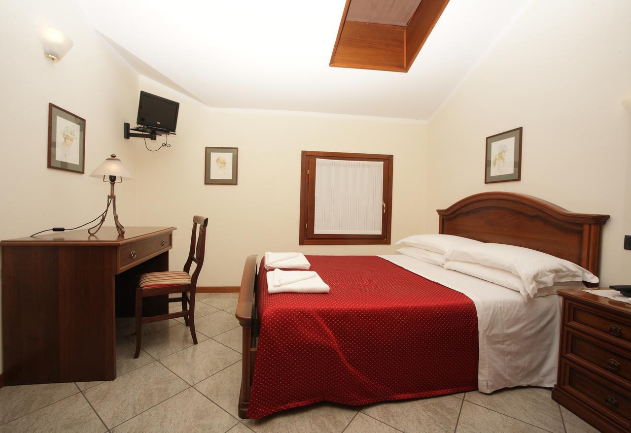 Hotel Ristorante Regina Mozzanica Bagian luar foto