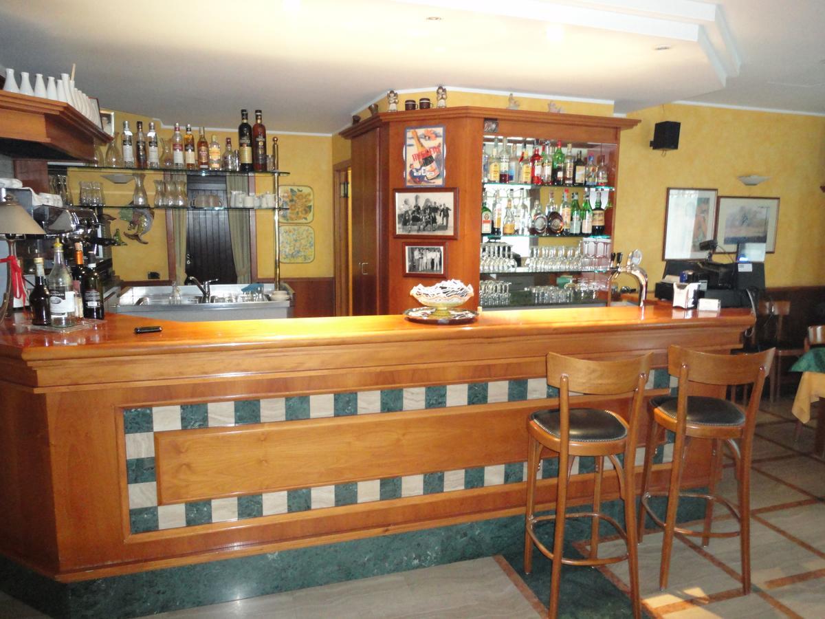 Hotel Ristorante Regina Mozzanica Bagian luar foto