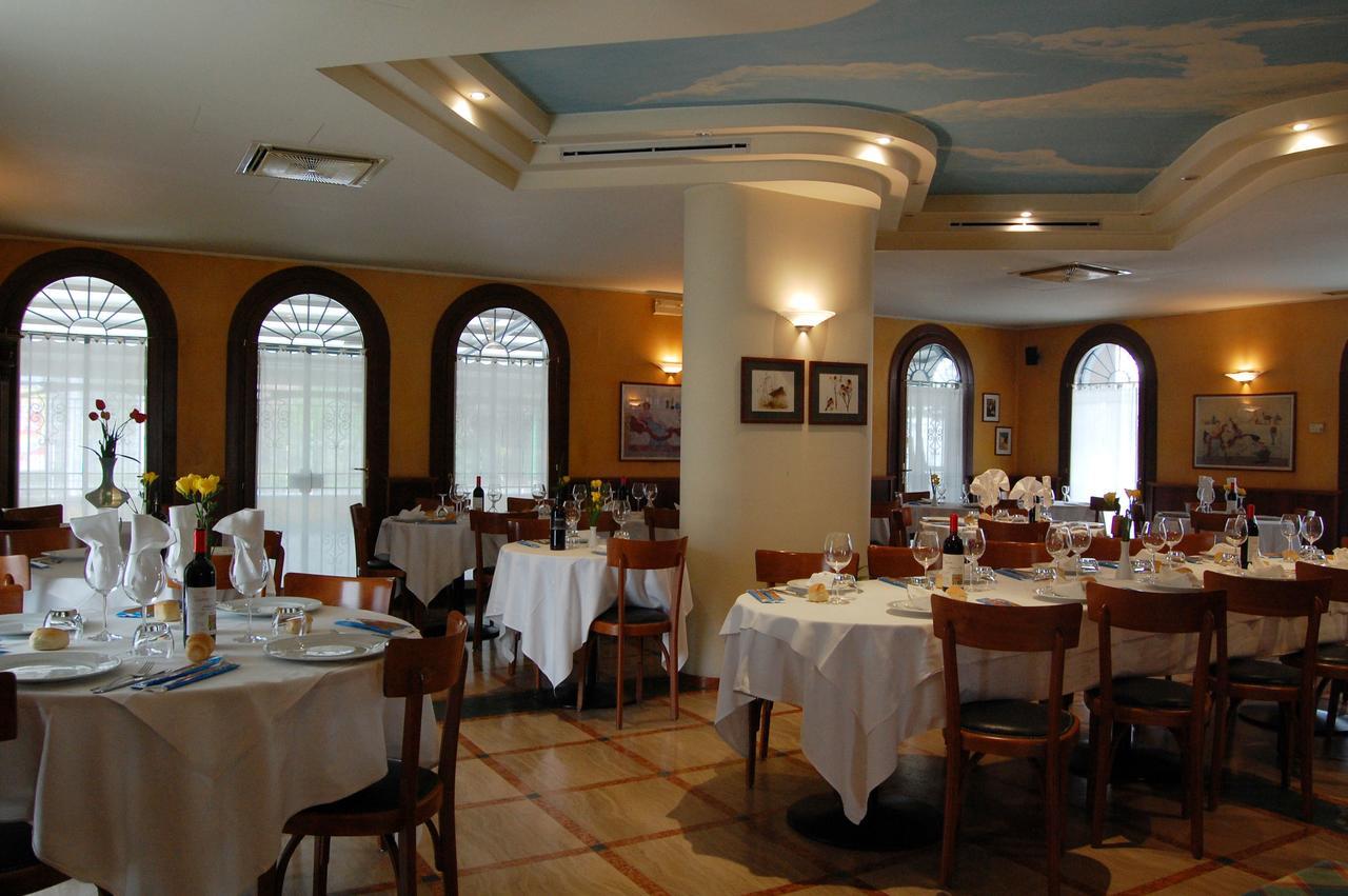 Hotel Ristorante Regina Mozzanica Bagian luar foto